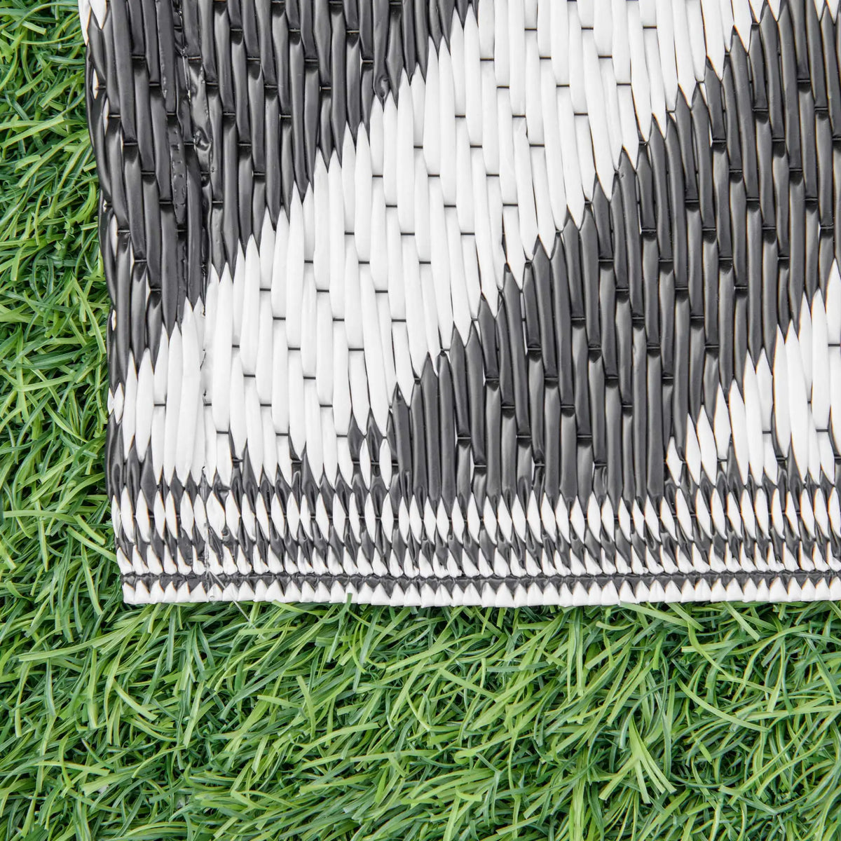 Reversible Outdoor Plastic Straw Rug for Camping and Garden, 182 x 274cm