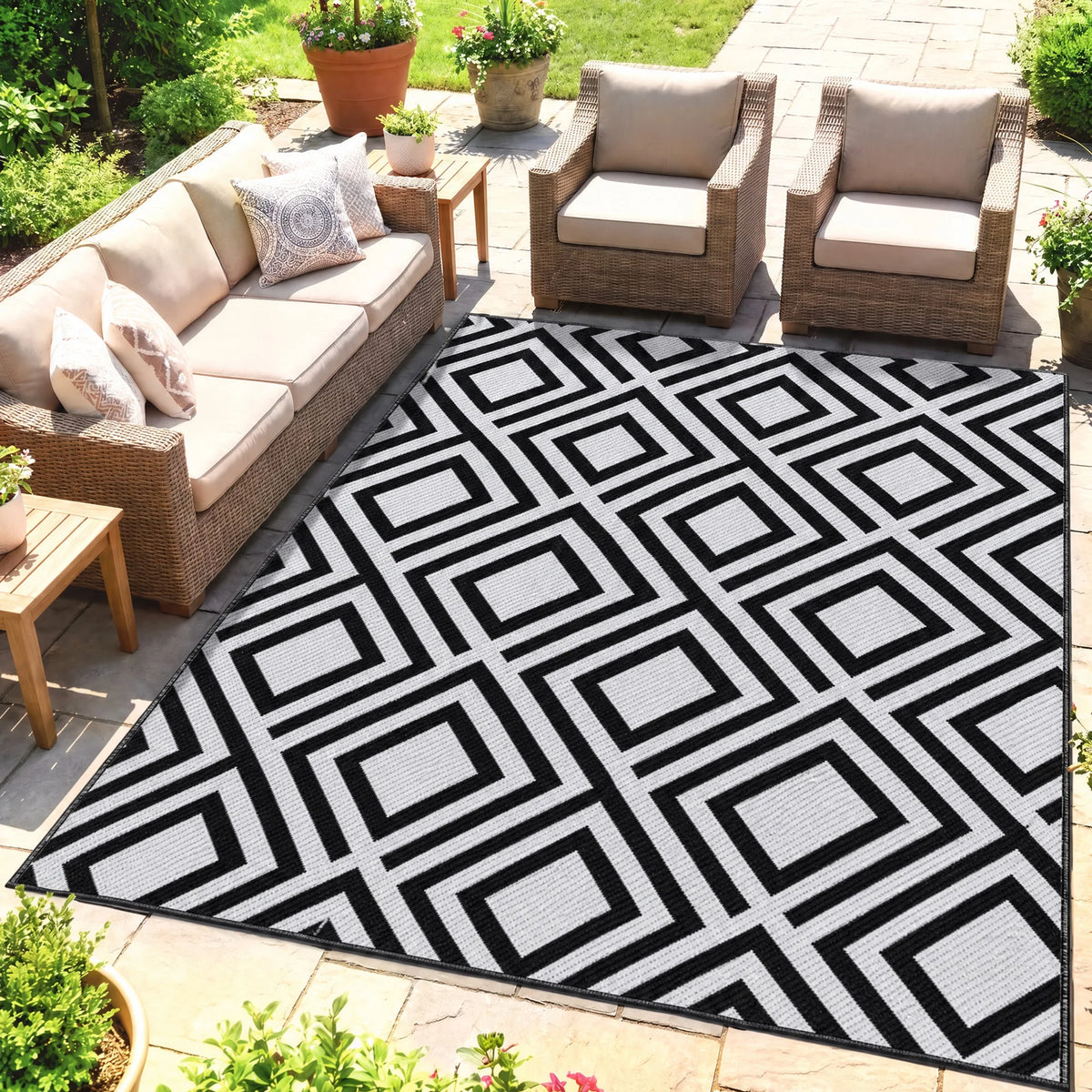 Reversible Outdoor Rug with Carry Bag, 182 x 274cm, Black and White