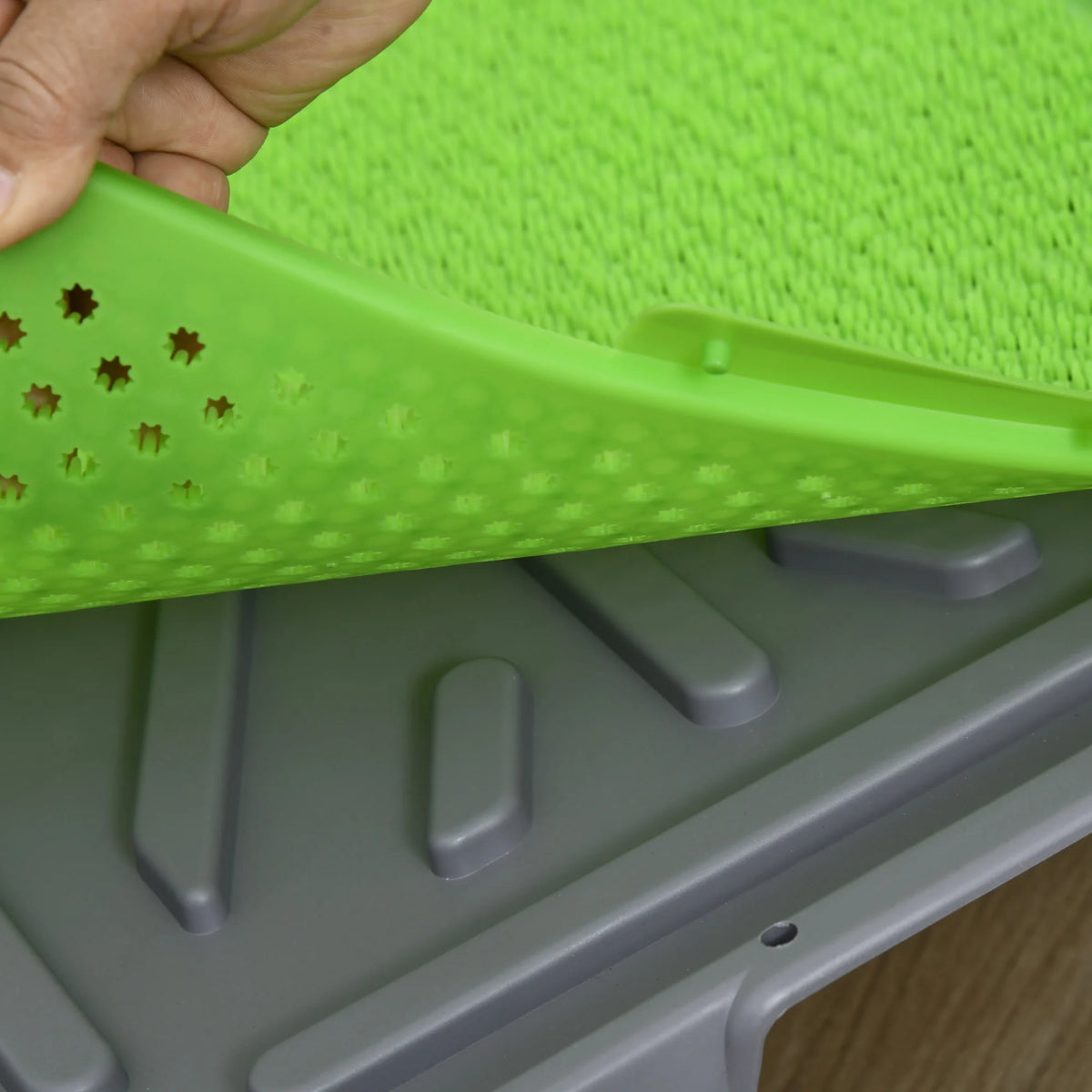 Dog Toilet with 2 Artificial Grass Pads 67x41cm Indoor Puppy Potty Tray with Drainage Holes Green
